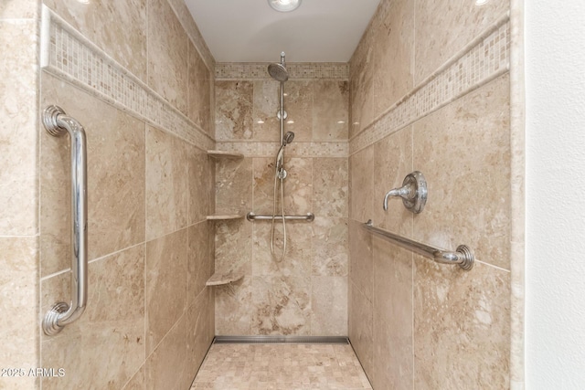 38 E Calavar Rd, Phoenix, AZ 85022 - bathroom featuring a tile shower