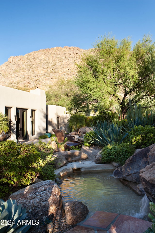 view of yard featuring a mountain view