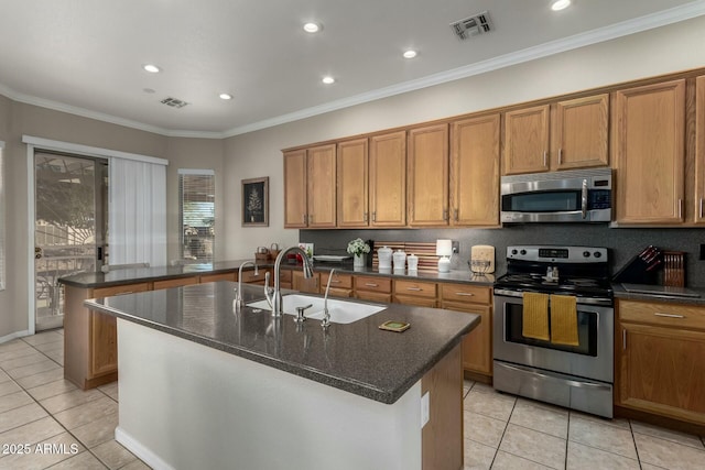 kitchen with a kitchen island with sink, sink, crown molding, and stainless steel appliances