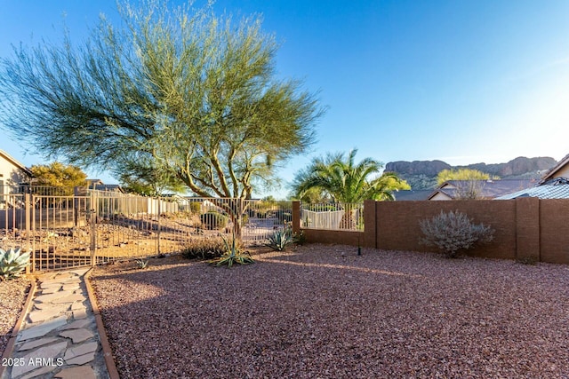 view of yard featuring a mountain view