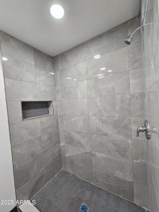 full bath with tiled shower