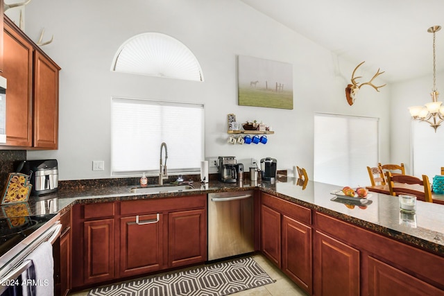 kitchen featuring a sink, stainless steel appliances, dark stone counters, an inviting chandelier, and vaulted ceiling