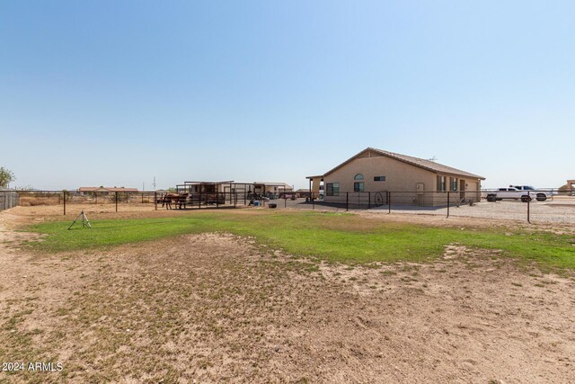 view of yard featuring a rural view