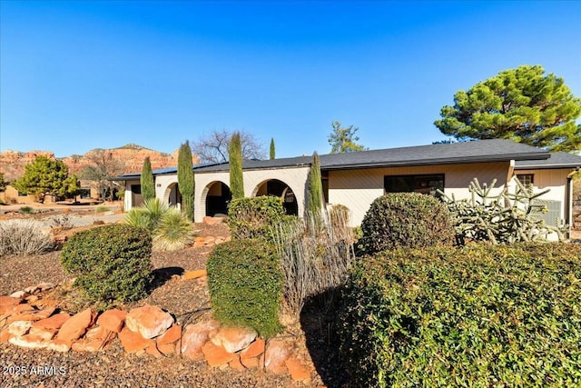 ranch-style home featuring a mountain view