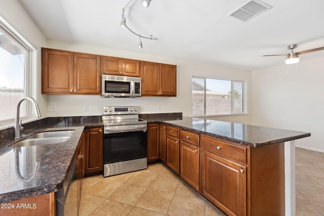 kitchen with stainless steel appliances, ceiling fan, kitchen peninsula, and sink