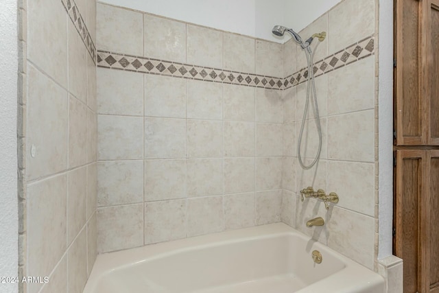 bathroom with tiled shower / bath