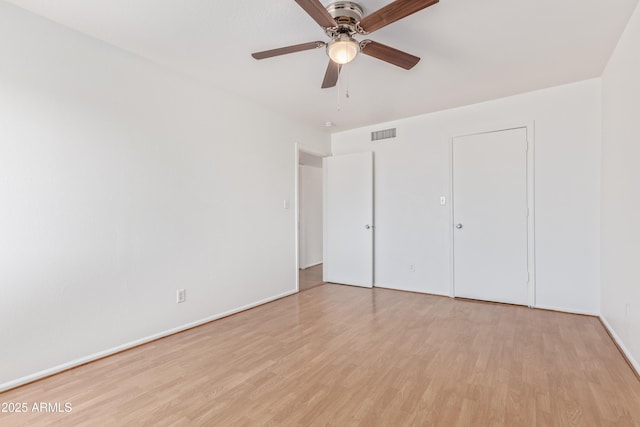 unfurnished bedroom featuring light wood-type flooring, baseboards, visible vents, and ceiling fan