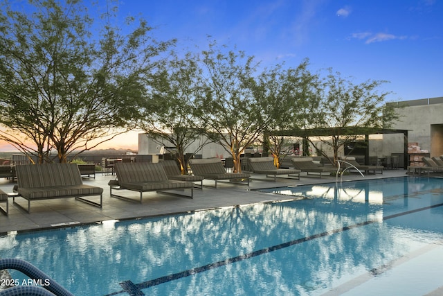 7180 E Kierland Blvd Unit 814, Scottsdale, AZ 85254 - community pool with a patio and an outdoor hangout area