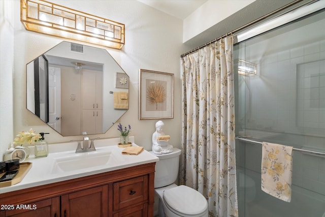 bathroom featuring visible vents, vanity, toilet, and a shower with shower curtain