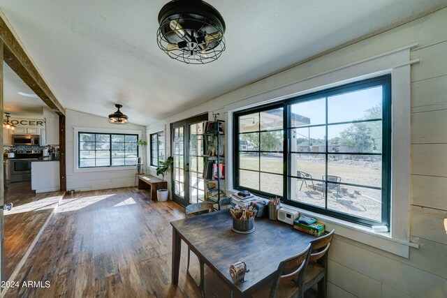 sunroom with vaulted ceiling