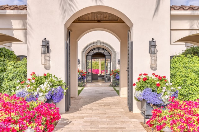view of exterior entry featuring stucco siding