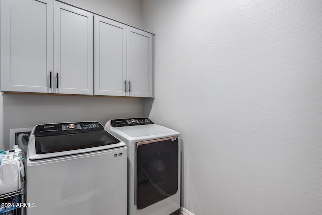 laundry room with cabinets and independent washer and dryer