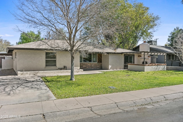 view of front of property featuring stucco siding and a front yard