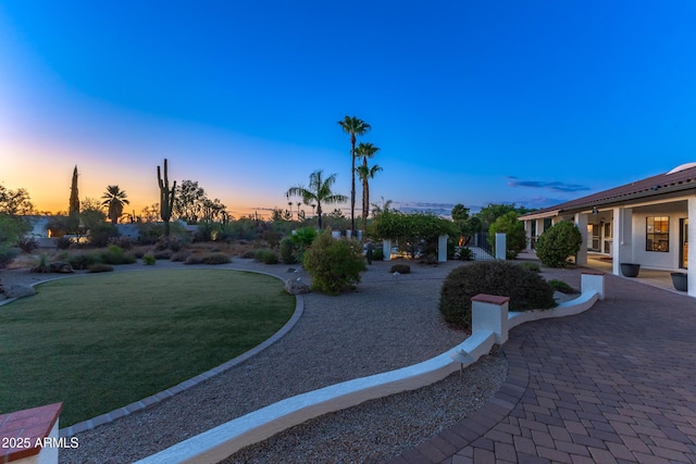 view of yard at dusk