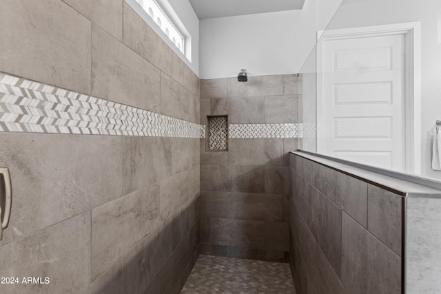 bathroom featuring tiled shower