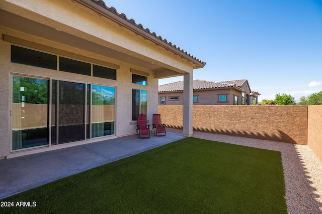 view of yard featuring a patio