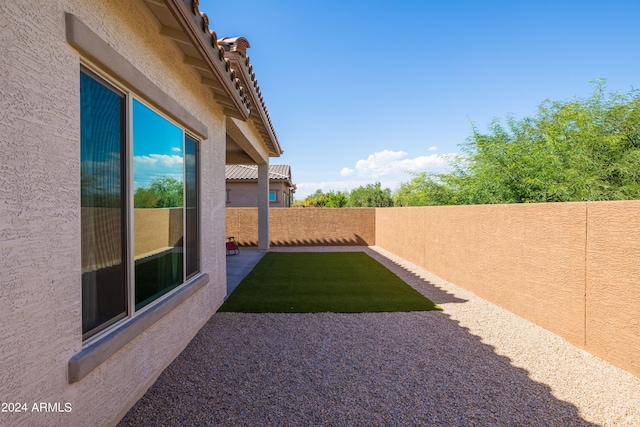 view of yard featuring a patio