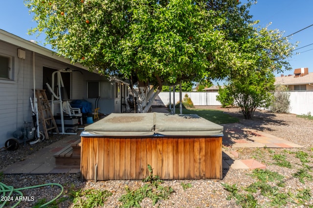 view of yard featuring a hot tub