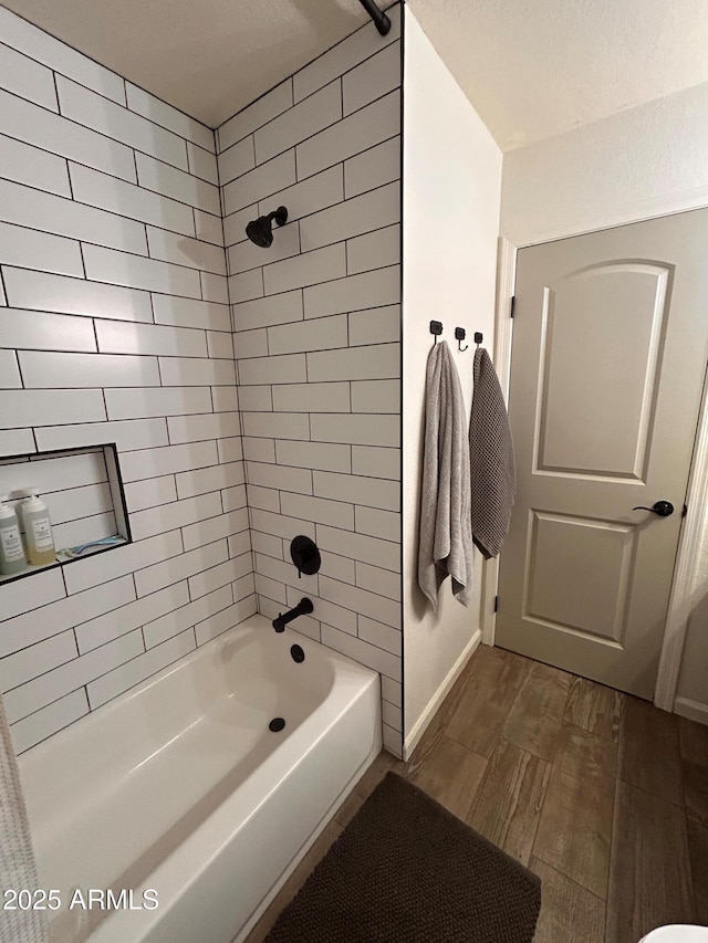 bathroom featuring tiled shower / bath