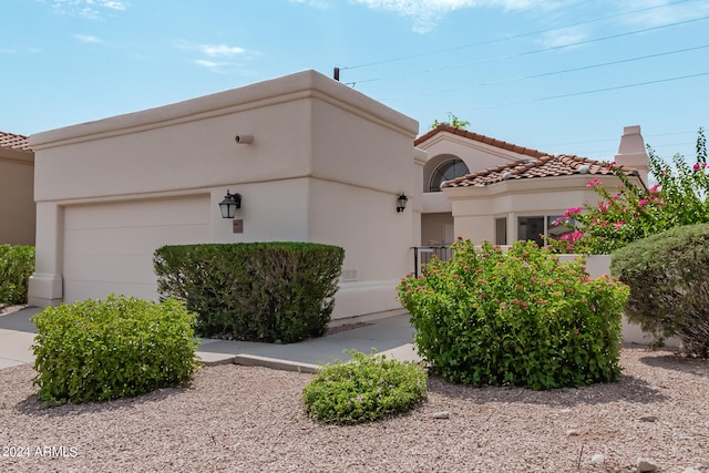 view of front facade featuring a garage