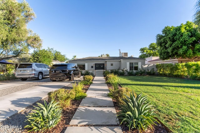 view of front of property featuring a front yard