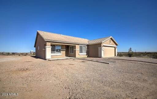 single story home featuring a garage