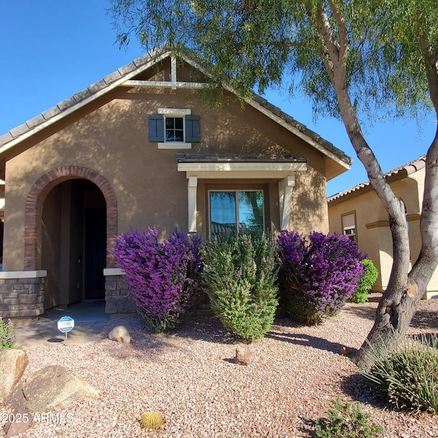 view of front facade featuring stucco siding