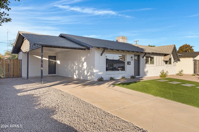 view of front of house with a carport and a front yard