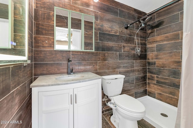 bathroom with a shower with curtain, vanity, and toilet