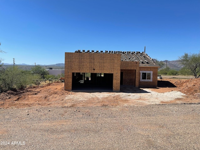 view of front of home featuring a mountain view