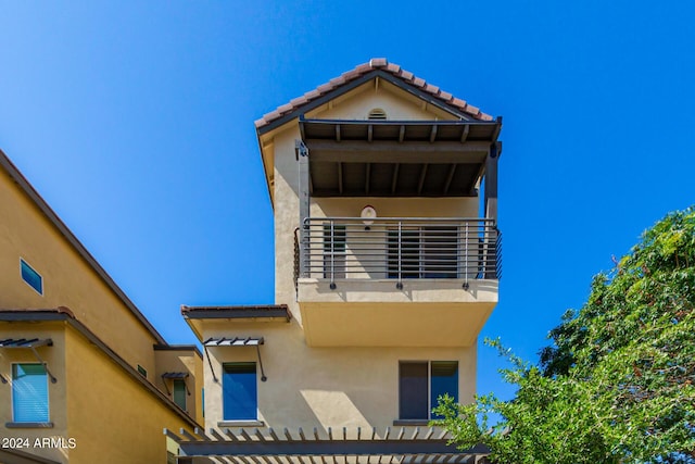 view of front of house featuring a balcony