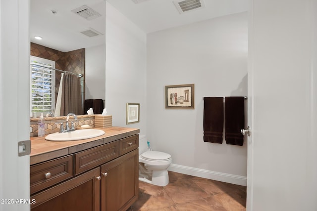 3801 N Goldwater Blvd Unit 201, Scottsdale, AZ 85251 - full bathroom featuring toilet, a shower with curtain, vanity, baseboards, and tasteful backsplash