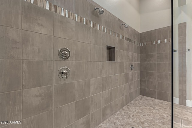 full bathroom featuring tiled shower