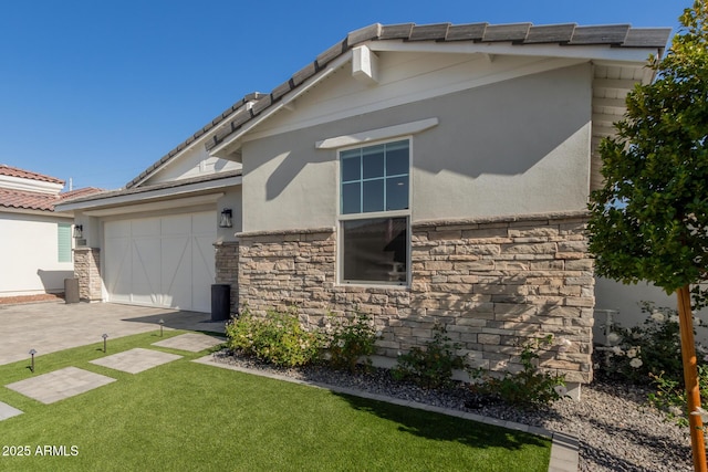 view of front facade with a garage and a front yard