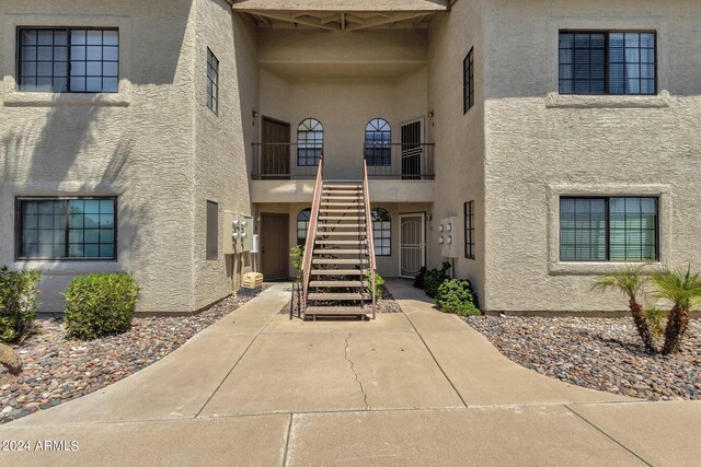 view of front facade featuring a patio