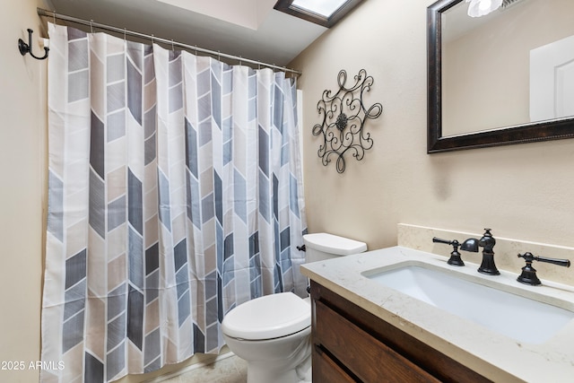 full bathroom with a shower with curtain, toilet, and vanity
