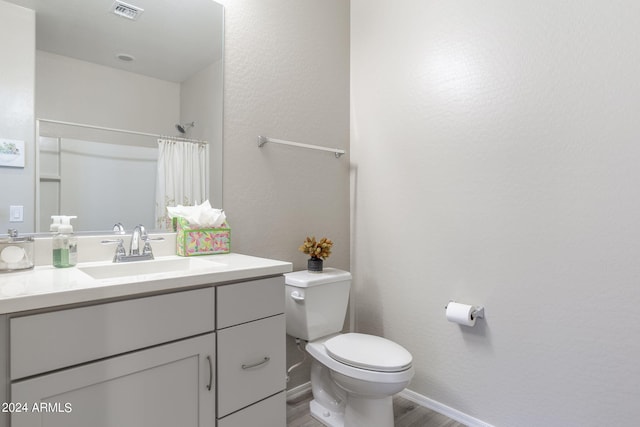 full bath featuring visible vents, a shower with shower curtain, toilet, vanity, and wood finished floors