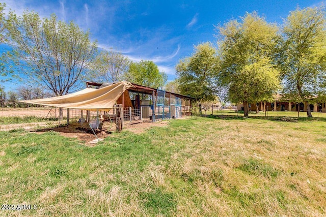 view of yard with an outdoor structure