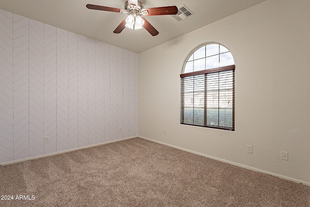 carpeted empty room featuring ceiling fan