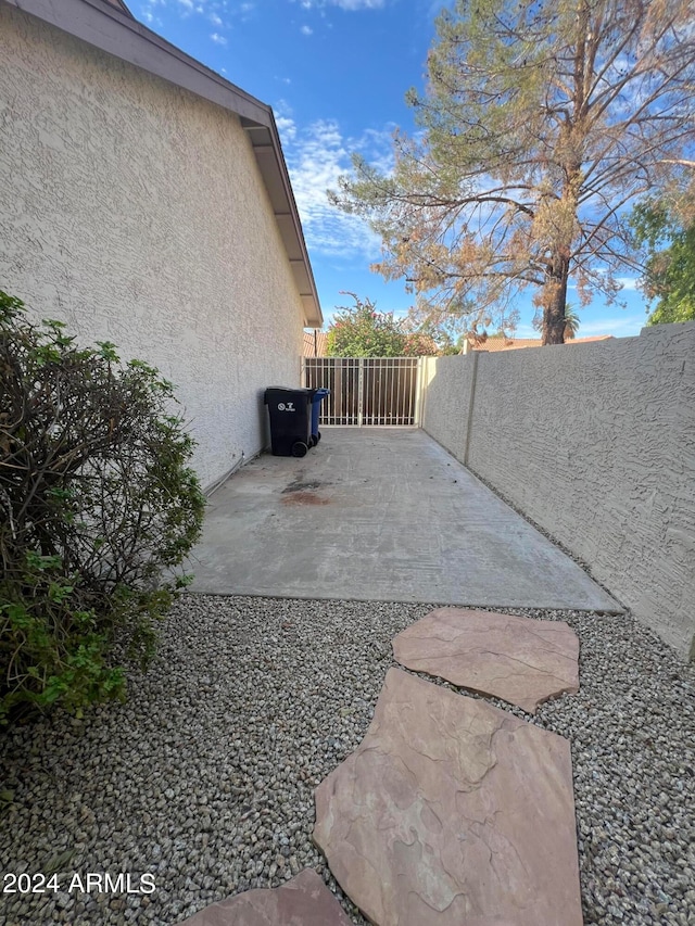 view of yard featuring a patio area