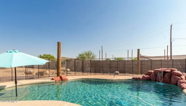 view of swimming pool featuring pool water feature