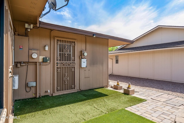 entrance to property featuring a yard