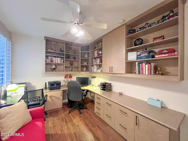 office area featuring ceiling fan, built in desk, and wood tiled floor