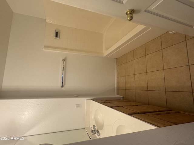 6416 N 78th Ln, Glendale, AZ 85303 - bathroom featuring decorative backsplash