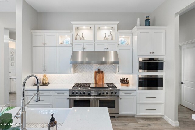 2656 E Oriole Dr, Gilbert, AZ 85297 - kitchen featuring appliances with stainless steel finishes, white cabinets, light hardwood / wood-style floors, backsplash, and sink