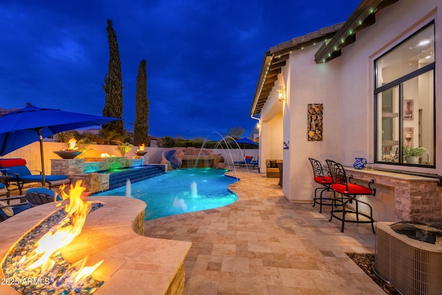 2656 E Oriole Dr, Gilbert, AZ 85297 - pool at twilight with an outdoor bar, a patio area, a hot tub, an outdoor fire pit, and pool water feature