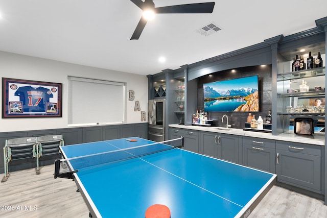 2656 E Oriole Dr, Gilbert, AZ 85297 - game room featuring ceiling fan, indoor wet bar, and light hardwood / wood-style floors