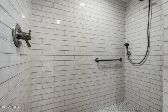 bathroom featuring tiled shower