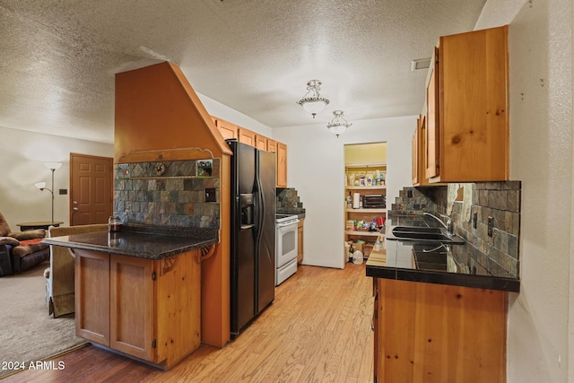 kitchen featuring tasteful backsplash, kitchen peninsula, and light hardwood / wood-style flooring