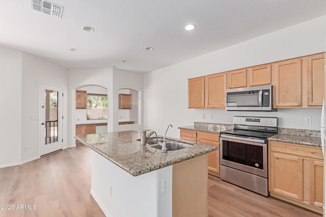 2140 S Benton Cir, Mesa, AZ 85209 - kitchen with appliances with stainless steel finishes, light brown cabinets, a sink, light wood finished floors, and recessed lighting